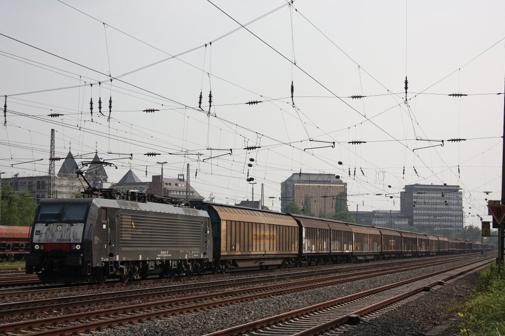 MRCE ES 64 F4-111 (i.E.fr Captrain Italia) mit einen Papierzug in Dsseldorf-Rath.