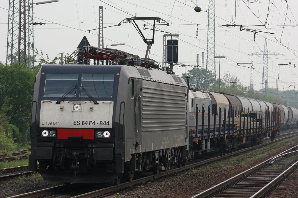 MRCE ES 64 F4-844 (E189 844/i.E.fr DB Schenker) am 2.5.12 mit drei Stahlwagen bei der Durchfahrt durch Ratingen-Lintorf.