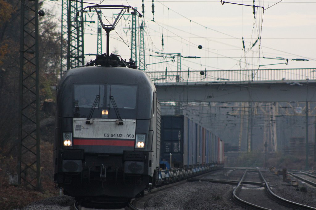 MRCE ES 64 U2-098 (i.E. fr TXL) zieht am 26.11.11 die MRCE ES 64 F4-402 (i.E. fr TXL) und einen Containerzug durch Duisburg-Entenfang.