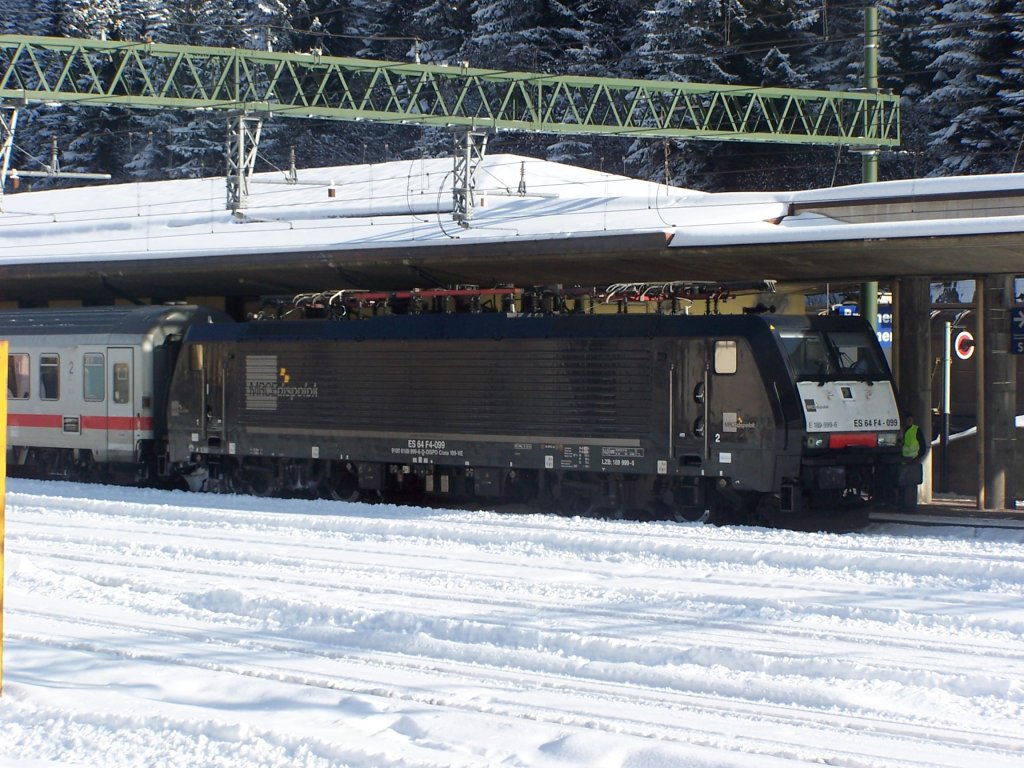 MRCE ES64 F4-099, mit einem EC in Richtung Italien, am 07.01.2010 im Bahnhof Brenner.  