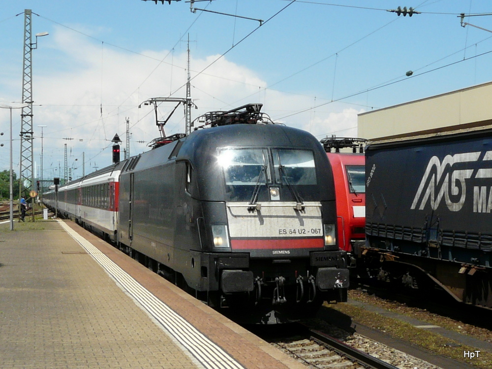 MRCE - Lok ES 64 U-067 mit Schnellzug bei der einfahrt im Bahnhof Basel Bad. am 19.05.2011