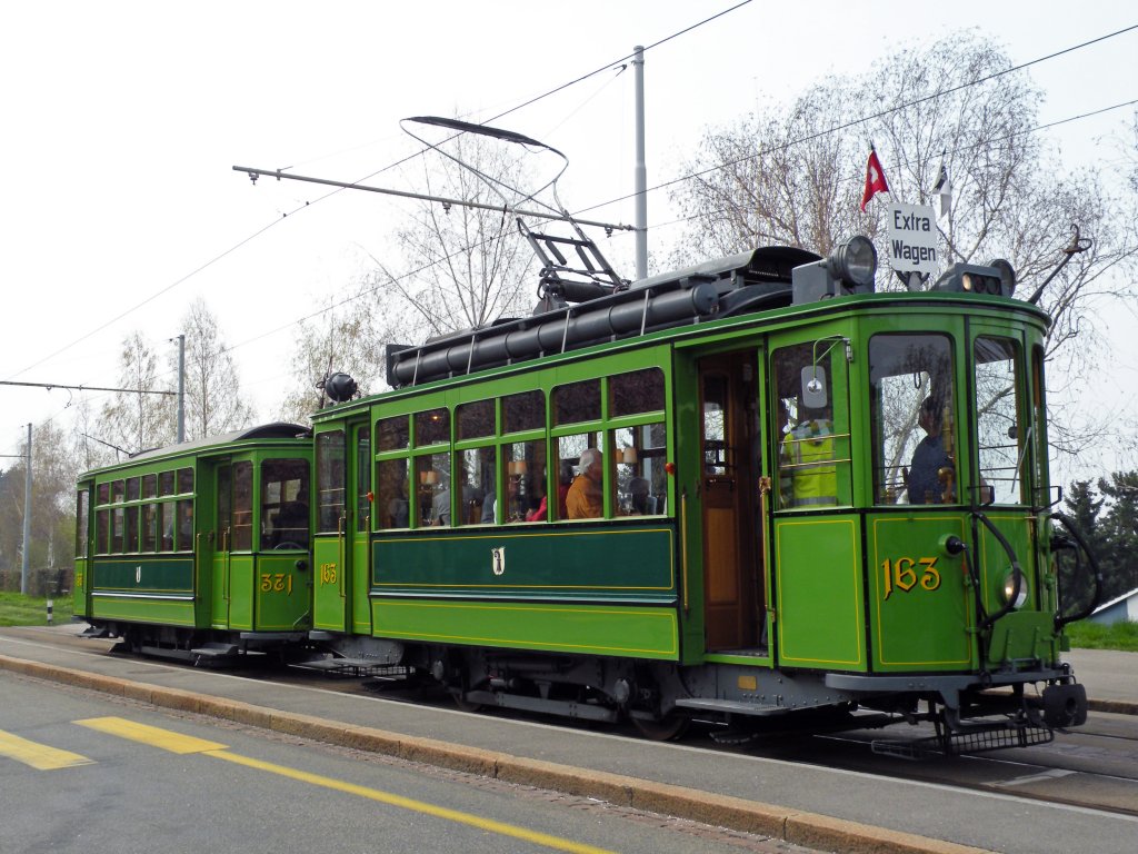 Museumswagen 163 mit seinem Anhnger 371 auf einer Extrafahrt bers Bruderholz. Die Aufnahme stammt vom 09.04.2010.