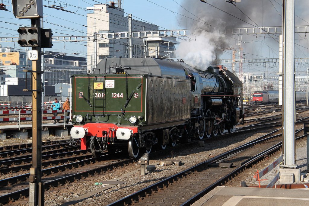 Nach 12 jhriger Revision die erste ffentliche Fahrt mit der
Mikado Dampflok ex.SNCF 141.R.1244(Montreal 1946)vom Verein Mikado 1244
Hier setzt sie sich vor einen Extrazug in Zrich HB.10.03.12