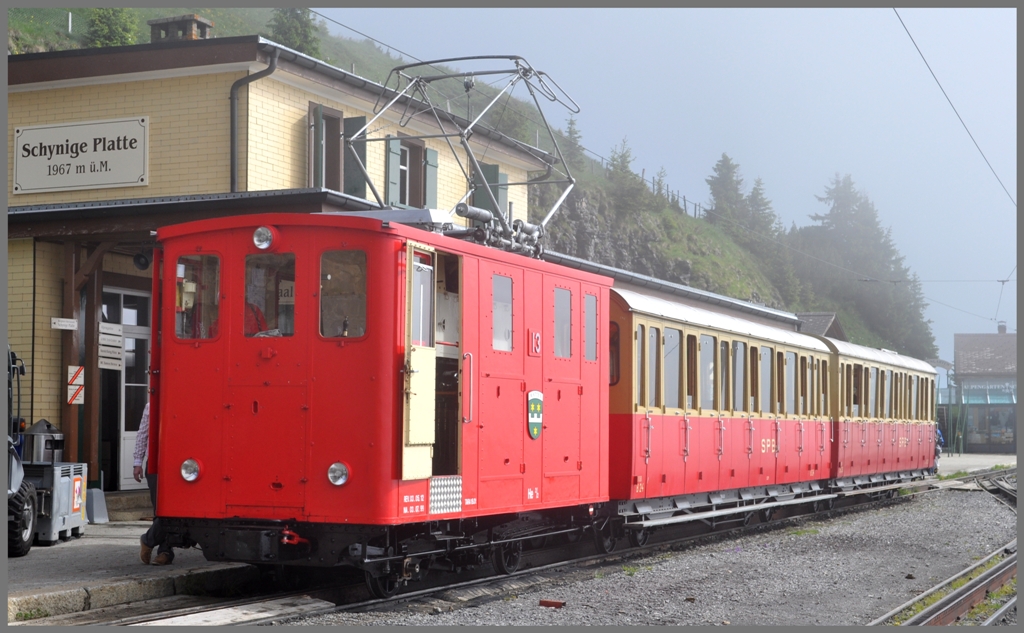 Nach 50 mintiger anstrengender Bergfahrt hat die betagte Lok 13 mit ihren zwei Vorstellwagen die Gipfelstation erreicht und auch die Wolken verdecken kurzzeitig die Aussicht. (27.06.2012)