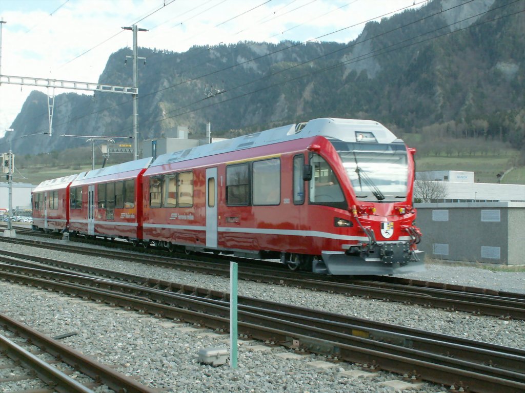 Nach und nach treffen die neuen  Allegra  Triebzge bei der RhB ein.Der nagelneue ABe 8/12 3503 bei Testfahrten,hier im Bahnhof Untervaz/Trimmis.26.03.10