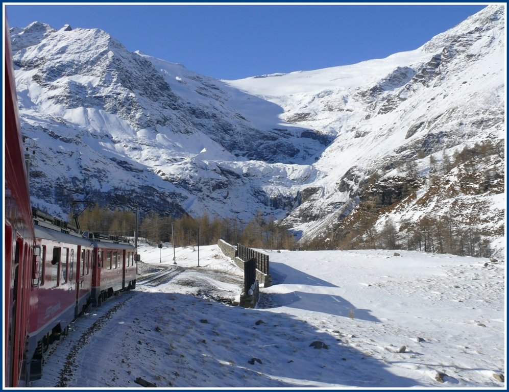 Nach Verlassen der Sassal Mason Galerie wird der Blick frei auf den Palugletscher. R1621 oberhalb der Station Alp Grm. (11.11.2009)