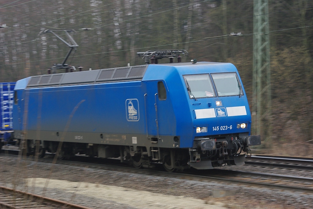 Nach einer wilden Verfolgungsjagd: Vom Fotostandort Mecklar erst Richtung Heimat. Auf der Fahrt wurden die blauen Containerwagen ausgemacht, die sonst an der 194 hingen. Also gewendet. Von der Lok war bis Cornberg nichts zu sehen. Gerade dort angekommen kam auch schon 145 023-6 der Press mit eben diesen Containerwagen um die Ecke in Fahrtrichtung Sden. Aufgenommen am 19.02.2011.