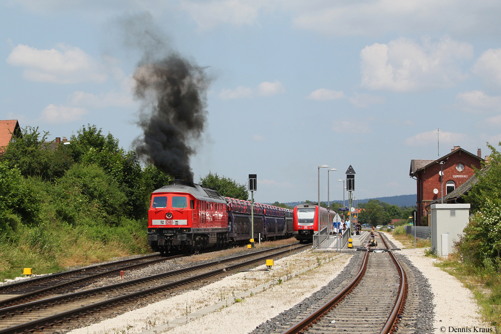 Nach einer Zugkreuzung mit einem 612 verlsst 232 384 mit einer mchtigen Rauchwolke den Bahnhof Vilseck. 07.07.2013.