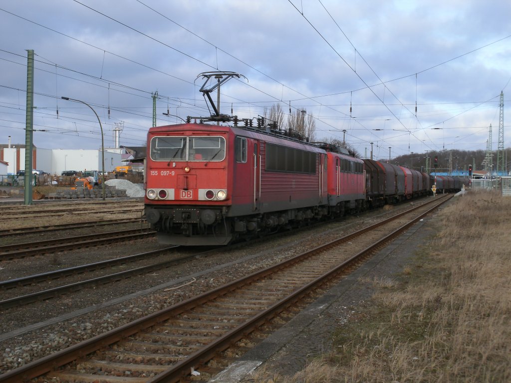 Nachdem 140 043 am Vormittag alleine einen Gz nach Mukran brachte,wurde die Lok von 155 097 am Nachmittag,vom 09.Februar 2011,durch Bergen/Rgen geschleppt.