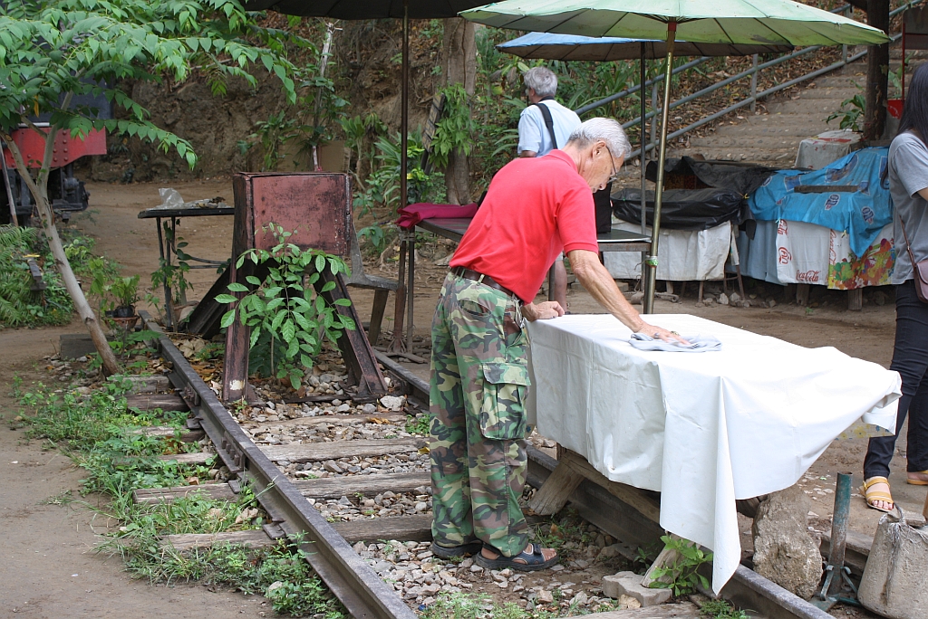 Nachdem der Excursions Train 910 die Hst. Nam Tok Sai Yok Noi verlassen hat, wird das Geschft gereinigt und geschlossen. Bild vom 11.Mrz 2012.