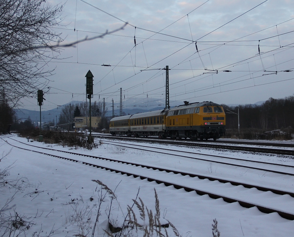 Nachschuss auf 218 392-9 mit zwei Messwagen in Richtung Norden. Aufgenommen am 13.12.2012 in Eschwege West.