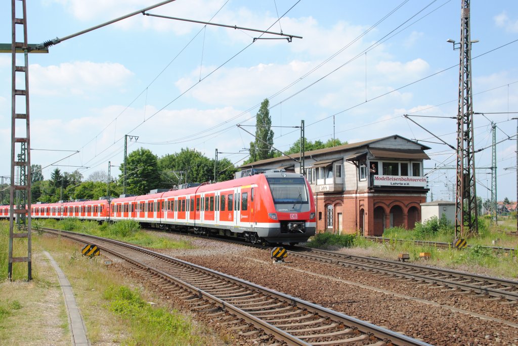 Nachschuss auf 422 078-6. Im Ziel habe ich enddeckt da stand S1 Essen HBF. Der Zug fuhr am 24.06.10 durch Lehrte.