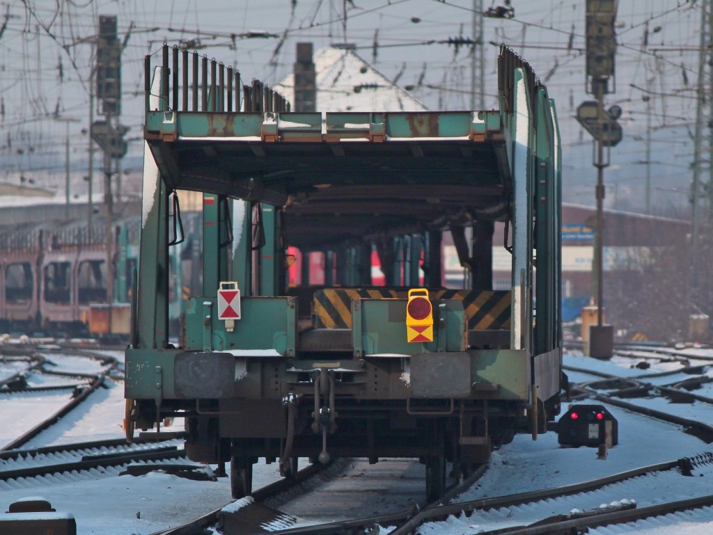 Nachschu auf einen von Belgien kommenden Autoleerzug mit je einem deutschen und belgischen Zugschluzeichen. Gesehen am 31.01.2012 in Aachen West. 