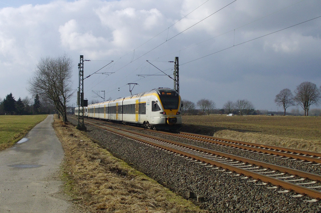 Nachschu auf den ET 7.13 auf der KBS 485 bei Korschenbroich. Der Triebwagen luft im Verband auf der RE13 nach Venlo am Rosenmontag den 20.2.2012