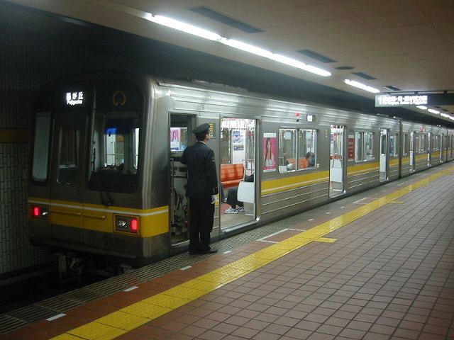 Nagoya U-Bahn: Higashiyama-Linie (1957 bis 1982; 1435mm-Spur, Strom ab 3.Schiene; 20,6km lang). Diese Linie ist die ursprüngliche Verkehrs-Hauptader Ost - West. Im Bild steht ein Zug der Serie 5050 (Zug Nr. 11, Endwagen 5661) in Takabata, 24.März 2007. Die Züge der Serie 5050 wurden 1992-2000 gebaut; es gibt 27 6-Wagenzüge. 