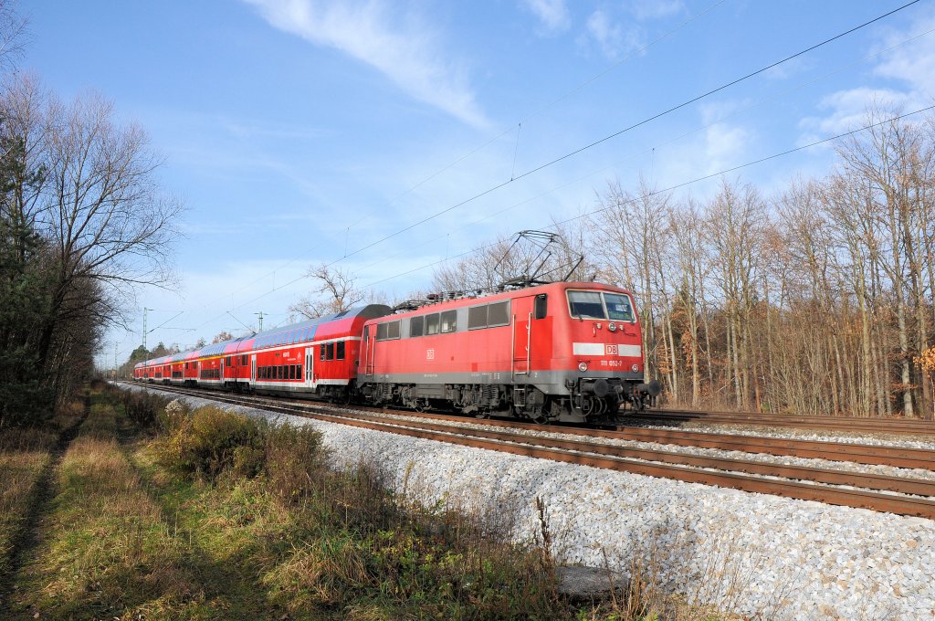 Neue Dosto, alte Lok: 111 052 schiebt am 21.11.09 in Haar den RE 300018 zum Mnchner Hbf