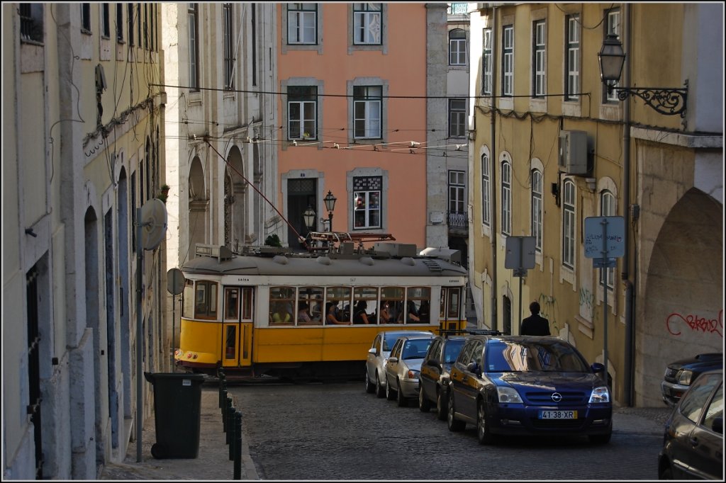 Neues Altes vom alten Ende der Welt (VI). Steil bergab und um zwei Ecken fährt die Eléctrico um die Igreja da Magdalena herum. (Sommer 2010)