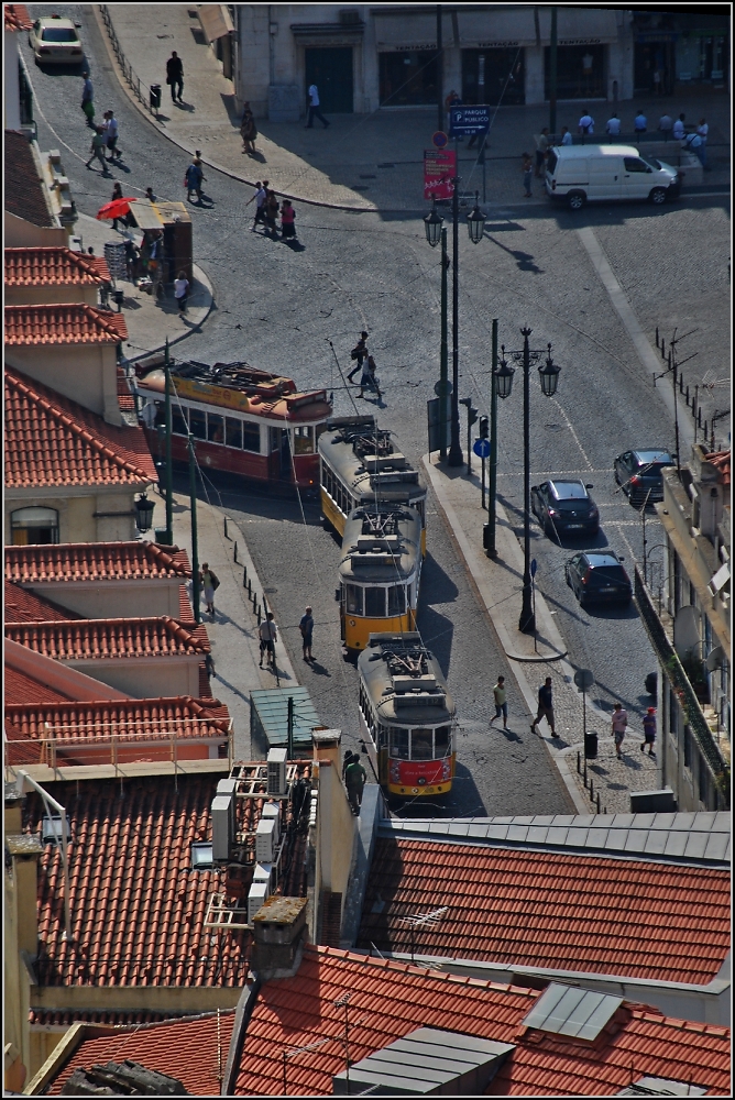 Neues Altes vom alten Ende der Welt (IX). Warteschlange der Eléctricos auf der Praca da Figueira. (Sommer 2010)