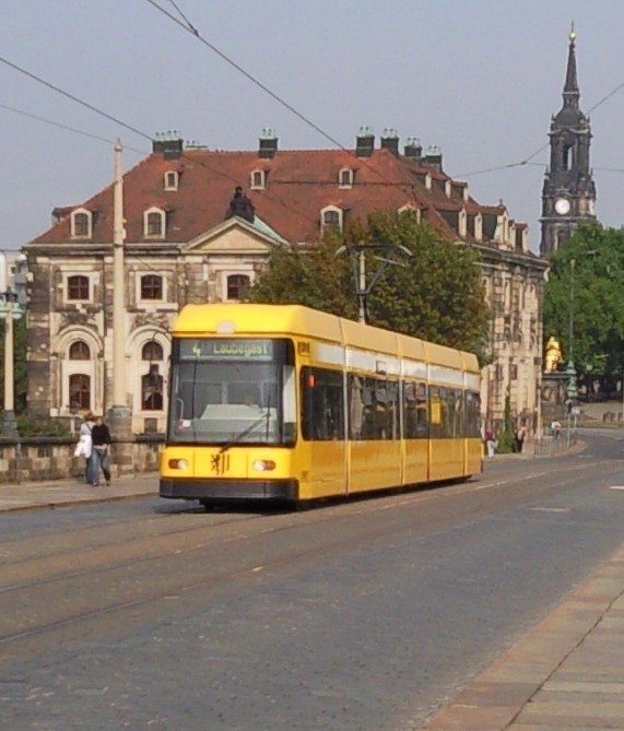 Niederflurgelenktriebwagen NGT 6 DD