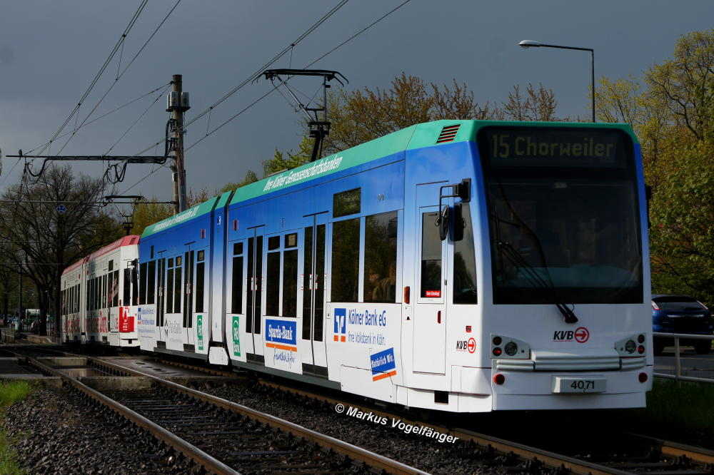 Niederflurwagen 4071 trgt eine neue Ganzreklame fr die  Klner Genossenschaftsbanken 2012 . Unterwegs auf der Neusser Strae am 23.04.2012