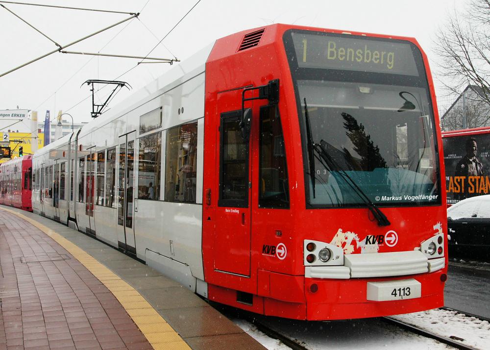 Niederflurwagen 4113 hat seine Ganzreklame  Natuzzi  antfernt bekommen. Er ist nun wieder im aktuellen KVB-Farbschema unterwegs. Hier zu sehen an der Haltestelle Weiden Schulstrae am 15.01.2013.