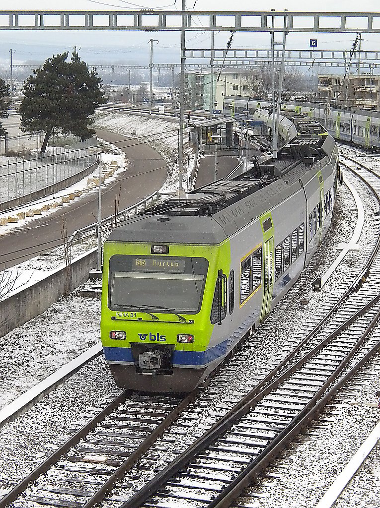 NINA RABe 525 31 in vielfachtraktion mit NINA RABe 525 ... als S5 nach Murten/Neuchatel in Kerzers. 19.12.2009