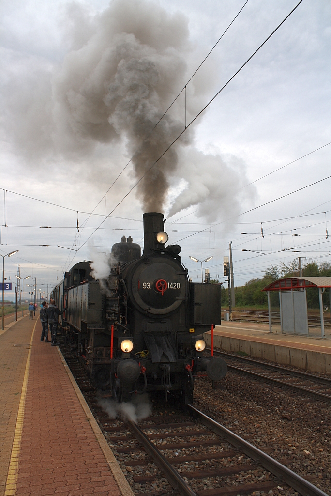 NLB 93.1420 am 22.09.2012 vor dem SR 17457 (Wien Sd/Ostbahnhof - Pamhagen) in Gramatneusiedl.