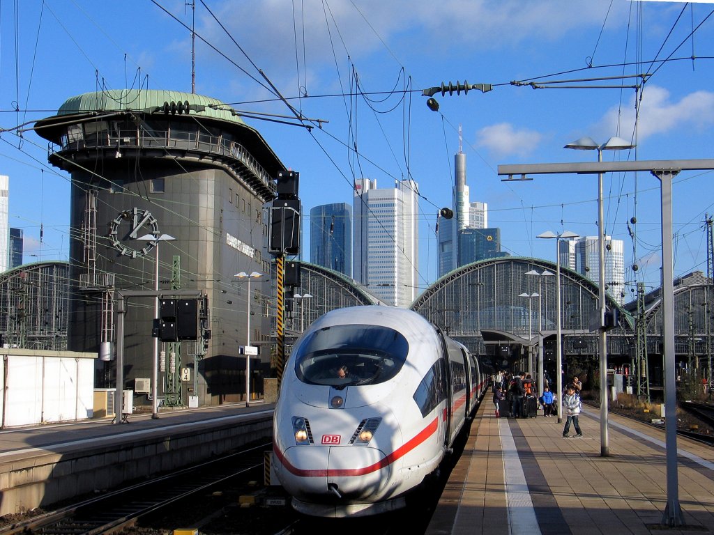 Noch kann zugestiegen werden, ICE 3 am 10.12.2011 Frankfurt am Main Hbf.