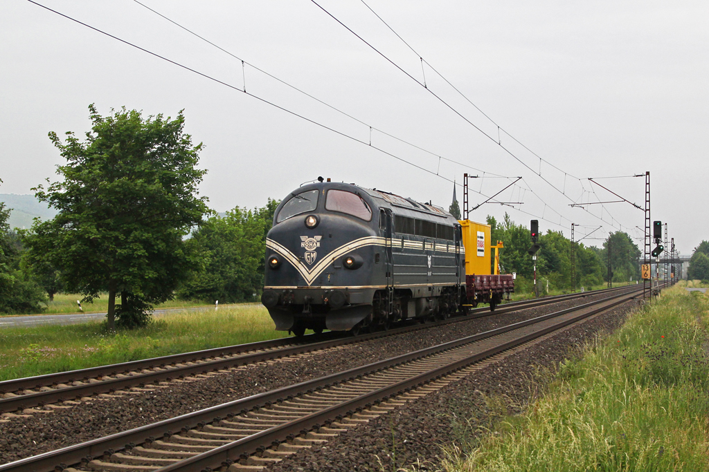 NOHAB MY 1147 mit einem Gterwagen am 02.06.2012 bei Thngersheim.