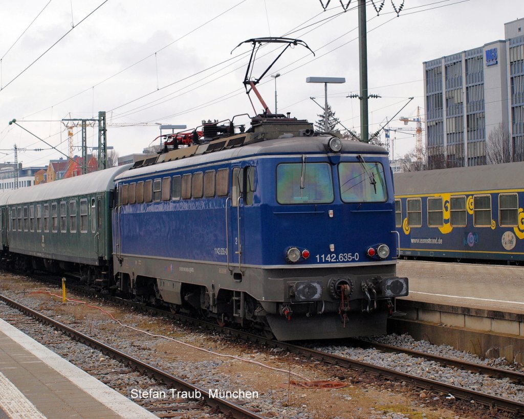  Northrail 1142.635.0 am 26.02.2012 vor Sonderzug Mnchen- Ostbahnhof