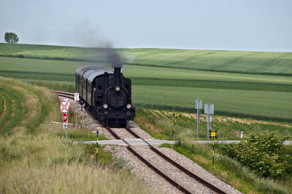 NostalgieExpress Leiser Berge, ist am 04.06.2011 von Korneuburg nach Ernstbrunn unterwegs. Hier kurz vor Ernstbrunn, bei Naglern.