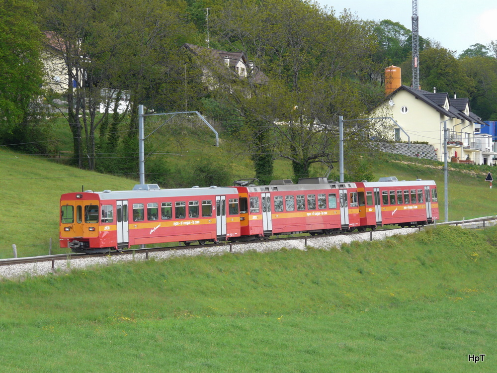 NStCM - Steuerwagen Bt 305 zusammen mit einem Triebwagen Be 4/4 und dem Steuerwagen Bt 302 in Le Muids am 19.05.2010