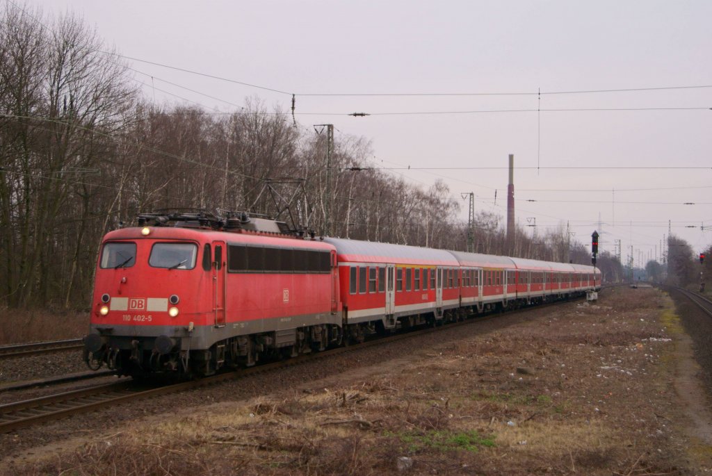 Nun kam dann endlich mal ne 10er vorbei ;-) Es war 110 402-5 welche bei miserablen Lichtverhltnissen mit ihrer RB 35 in den Bahnhof Dinslaken einfuhr. (20.03.2012)