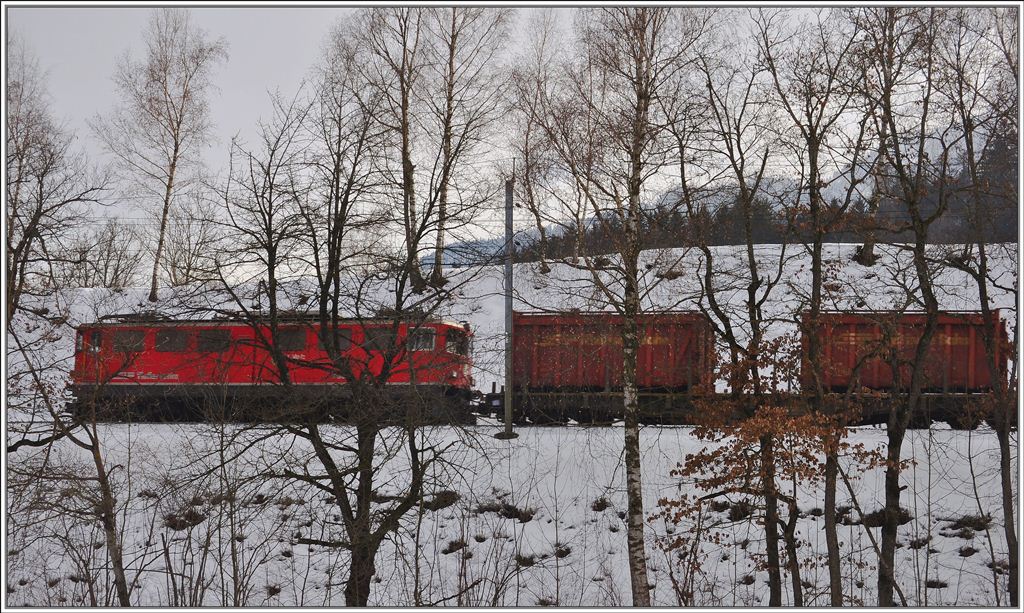 Nur im laublosen Winter zu sehen ist die Ge 6/6 II 703  St.Moritz  am Bonaduzer Stutz. (15.02.2013)