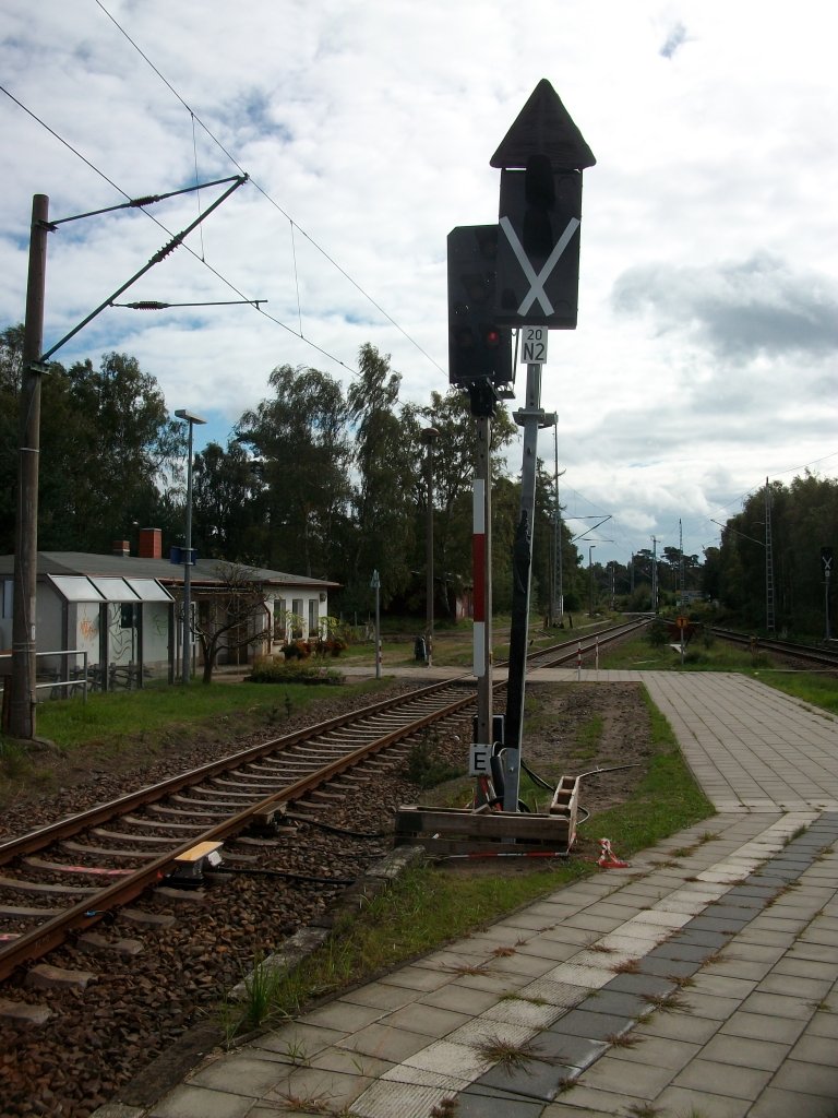 Obwohl der Bahnhof Prora erst nach der Wende Ausfahrsignale bekam,werden die Lichtsignale von Ks-Signalen abgelst.Das alte Ausfahrsignale E Richtung Binz,wird dann vom neuen Ks-Signal N2 abgelst.Noch ist das Neue Ausfahrsignal nicht gerade ausgerichtet und steht noch etwas schief.