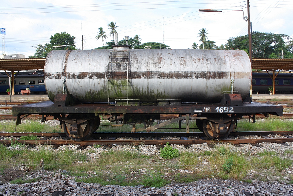 Obwohl eigentlich ein ท.ค. (ท.ค. =O.T./Oil Tank Wagon) ist der ข.ต.1652 (ข.ต. =L.S./Low Sided Wagon) mit der Bezeichnung des Ursprungswaggon angeschrieben. Bf. Surat Thani am 23.August 2011.