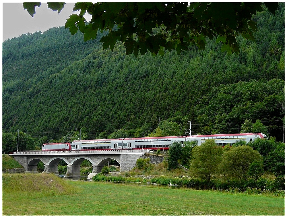 Obwohl die RB 3236 Wiltz-Luxembourg am 17.07.10 nur aus drei anstatt der sonst blichen vier Wagen bestand, passte sie nicht ganz auf die Sauerbrcke in Michelau. (Jeanny)