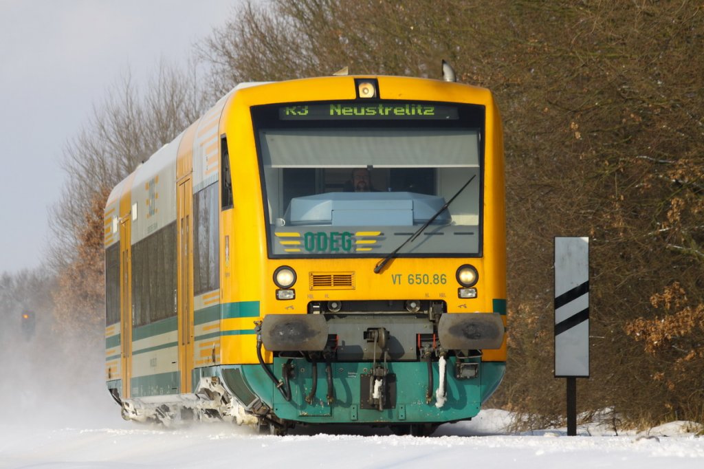 ODEG 650.86 R3 nach Neustrelitz fhrt hier kurz hinter Hagenow der Sonne entgegen. 14.02.2010