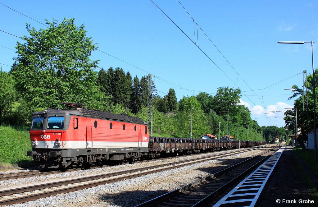 BB 1144 268-0 vor Ganzzug Flachwagen mit Drathrollen Richtung Rosenheim, KBS 950 Mnchen - Kufstein, fotografiert bei Durchfahrt Bhf. Aling am 14.05.2012