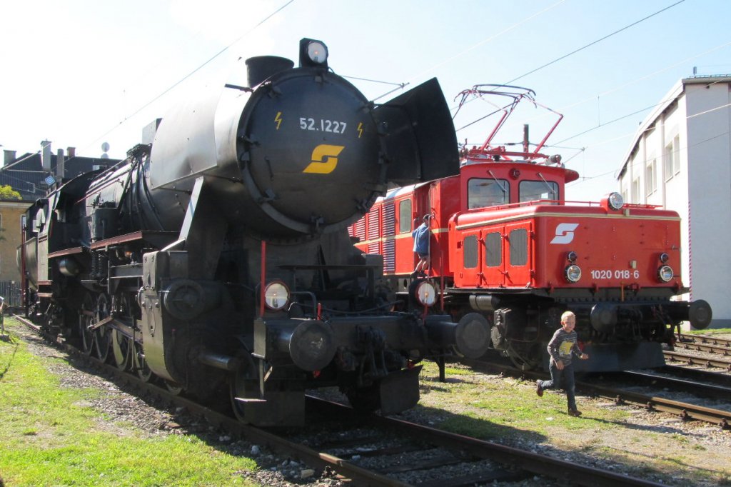 BB Dampflok 52.1227 war anllich der Bahntage in Salzburg zu besichtigen. Rechts steht ist 1020 018-6 zu sehen. 6.10.12