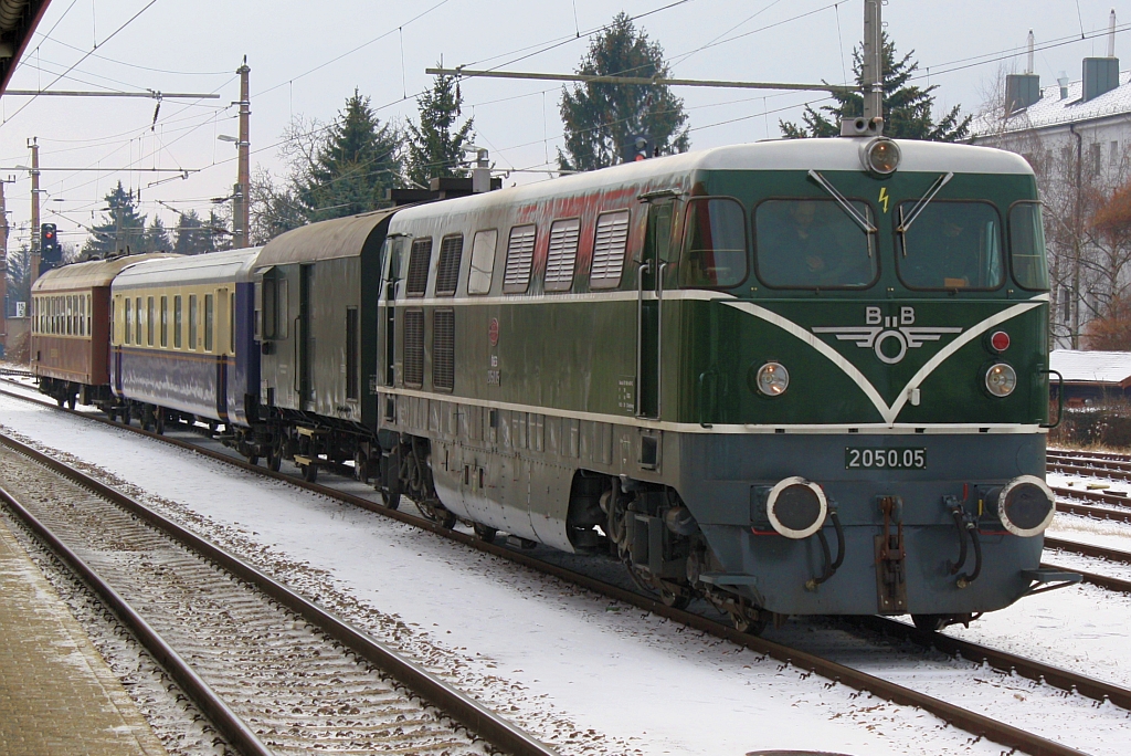 GEG 2050.05 am 11.Februar 2013 abfahrbereit mit dem SLP 14497 im Bf. Korneuburg. 

