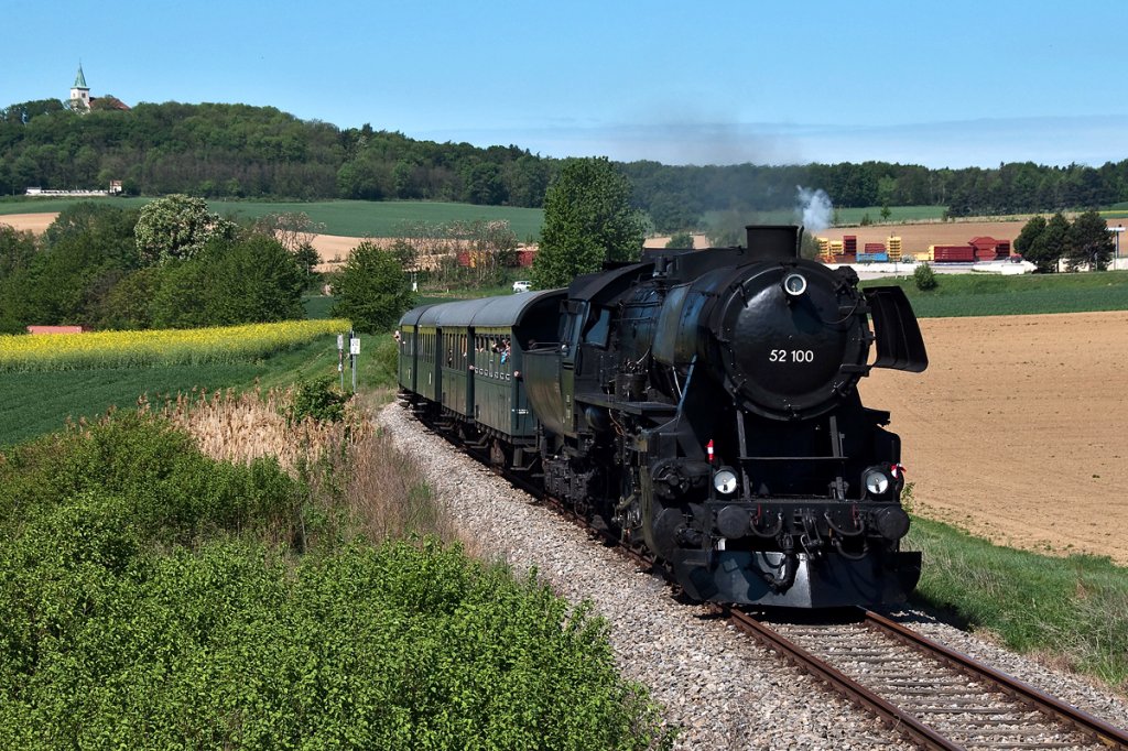 SEK 52 100 ist mit EZ 7390 kurz nach Karnabrunn, in Richtung Ernstbrunn zum Oldtimertreffen unterwegs. Die Aufnahme entstand am 06.05.2012.