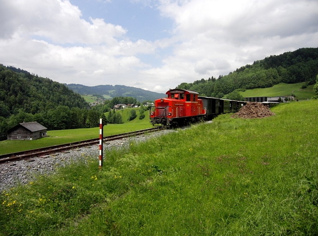 Oje! Motiv teilweise durch Misthaufen verdeckt. 500 m nach der Abfahrt im Bahnhof Schwarzenberg passiert am 03.06.2012 das Wlderbhnle das Vors Lchle und hat noch 4,5 km zu ihrem Ziel- und zugleich Endbahnhof in Bezau vor sich.