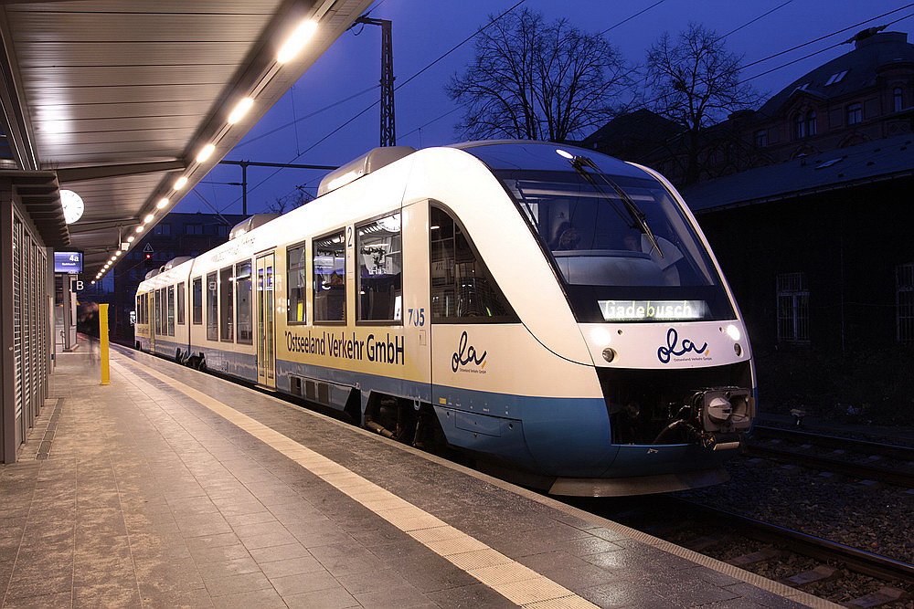 OLA VT 705 Bahnsteig 4 nach Gadebusch. 28.12.2009