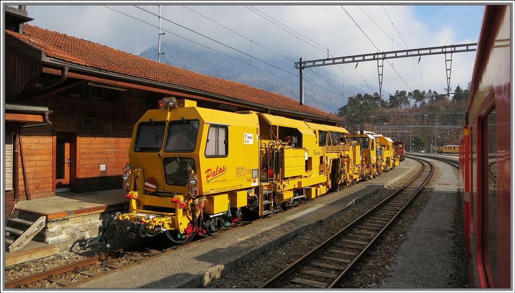  Palas  Gleisbaumaschine in Reichenau-Tamins. (14.03.2013)