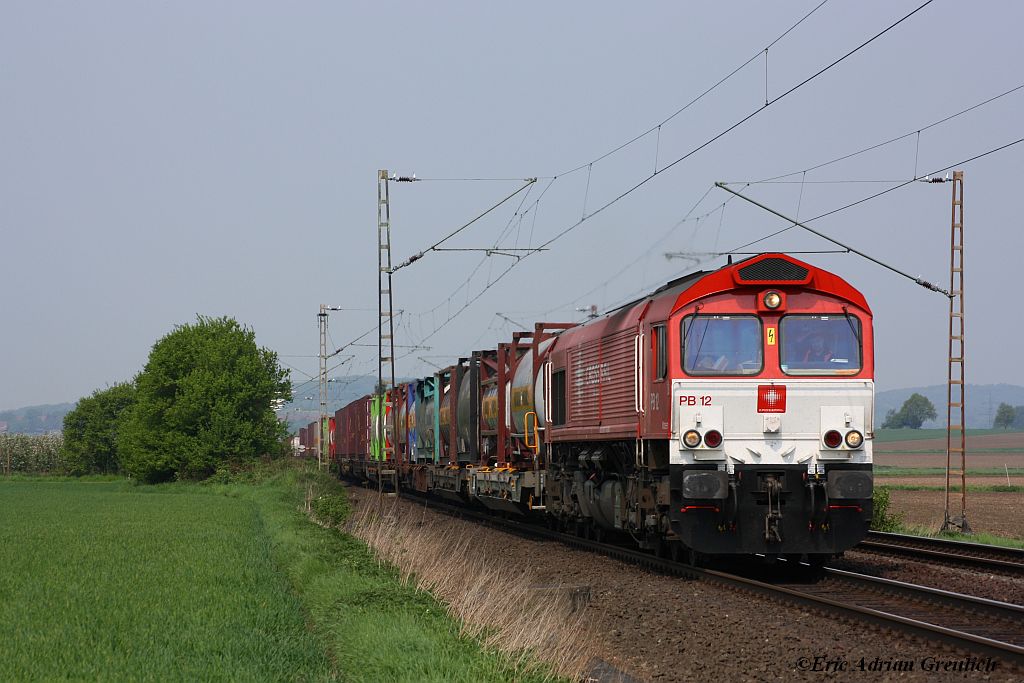 PB12 von Crossrail mit einem Containerzug am 29.4.11 bei Holtensen/Springe.