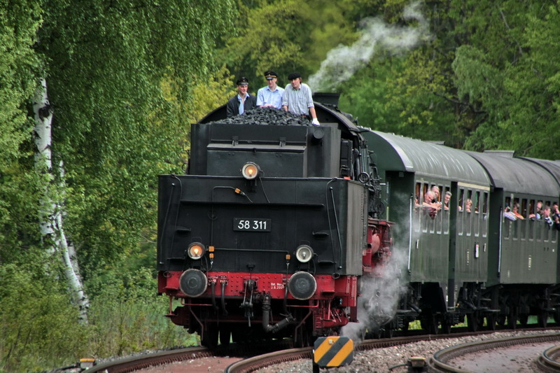 Pendelfahrt am 23.5.10 zum Dampflokfestival 175 Jahre Deutsche Eisenbahn in Neuenmarkt-Wirsberg auf der Schiefen Ebene mit der schne Aussicht nach hinten auf dem Rckweg am Haltesignal