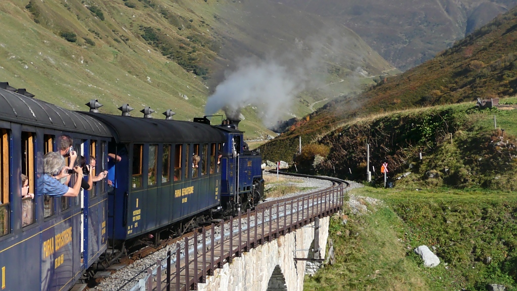 Personenzug der DFB auf dem Steinstafelviadukt im Reusstal, 2.10.11