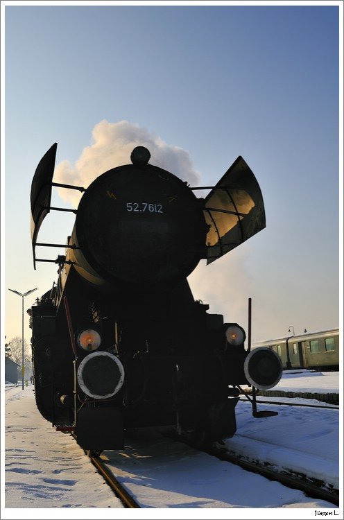 Perspektive beim Ankuppeln der 52.7612 an den Wagensatz. Ernstbrunn, 23.1.2010.