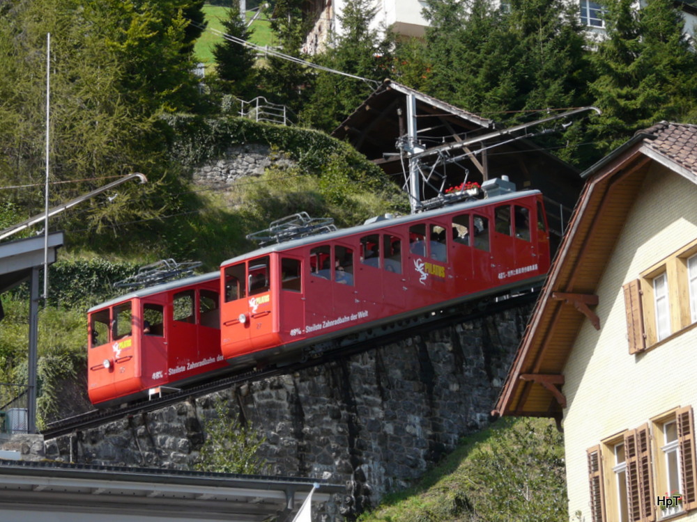 Pilatusbahn - Triebwagen Bhe 1/2  25 und 27 im Bahnhof in Alpnachstad am 10.09.2012